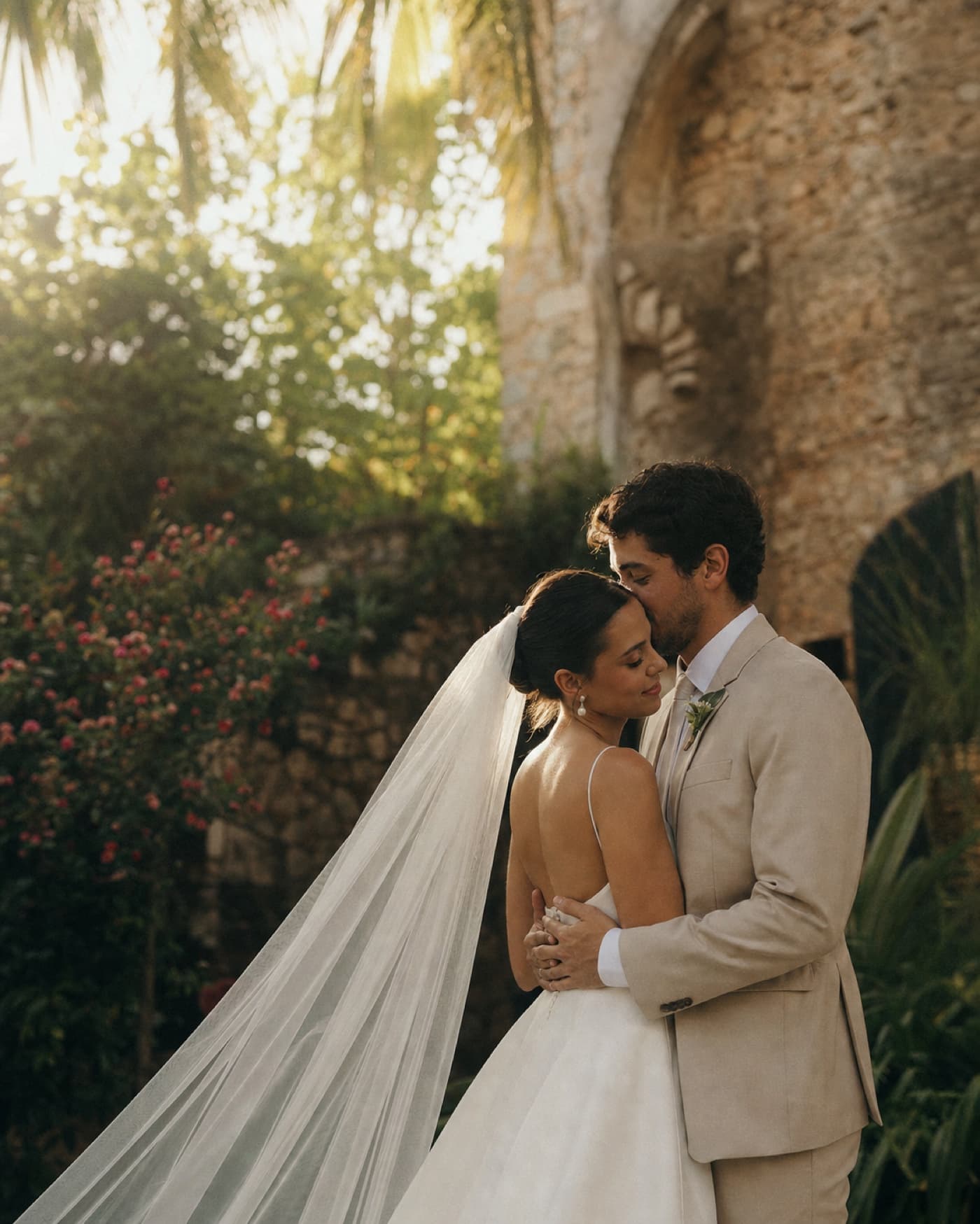 Casal recém-casado em um jardim ao pôr do sol